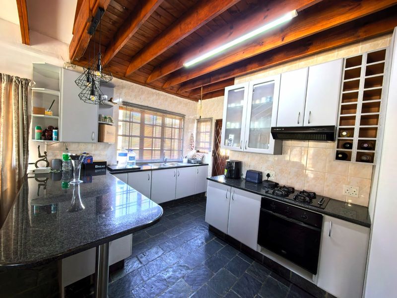 Comfortable Family Home with Great Potential - Photo 10