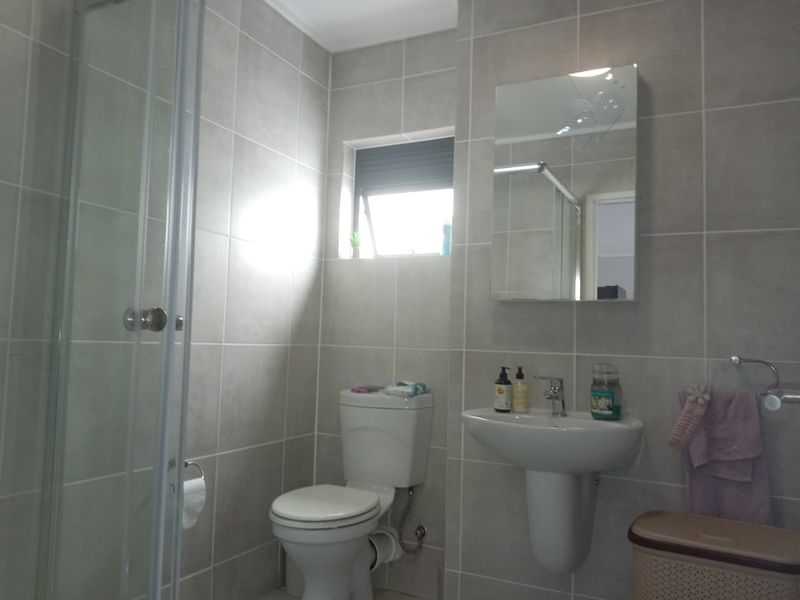 Modern 1 Bed, 1 Bath with Balcony & Full Lifestyle Centre. - Photo 10