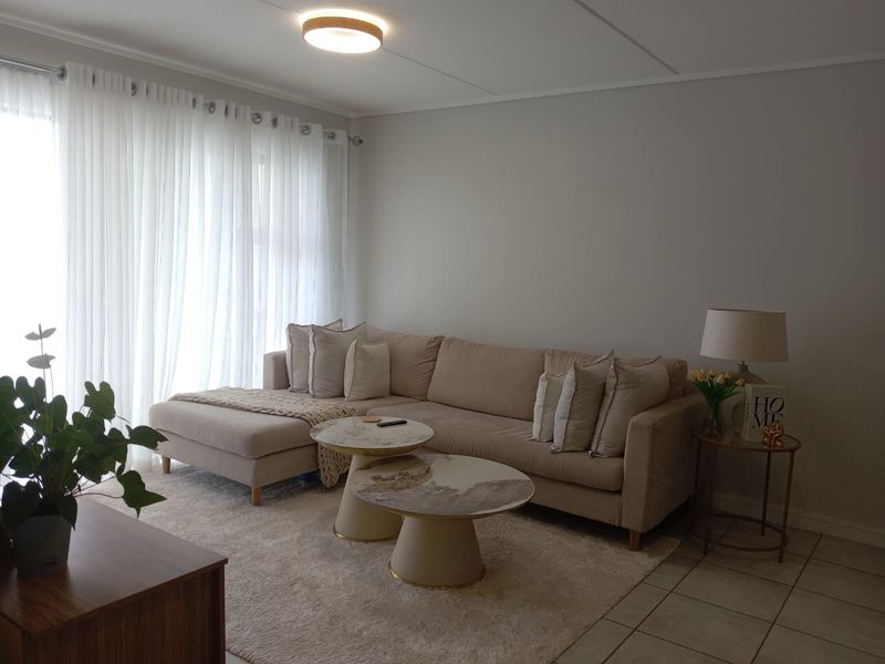 Modern 1 Bed, 1 Bath with Balcony & Full Lifestyle Centre. - Photo 5