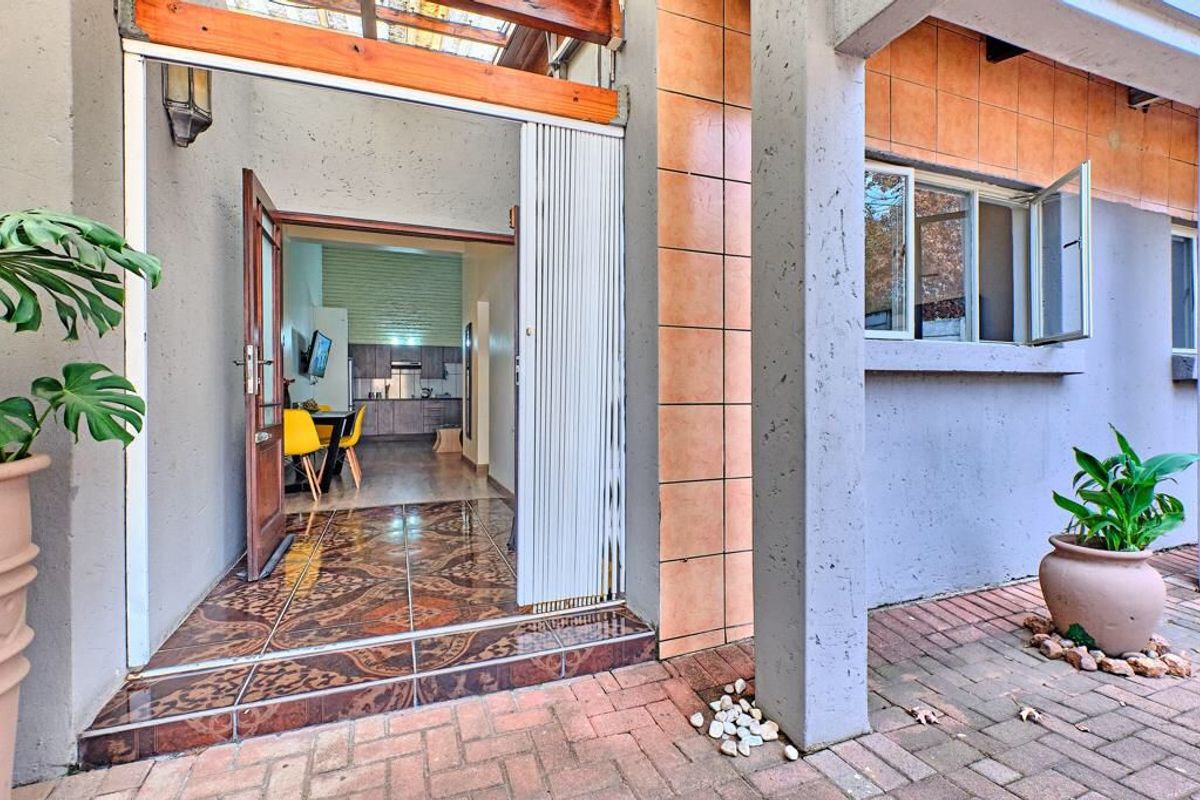 Stunningly Furnished 2-Bedroom Apartment in Secure Complex - Photo 2