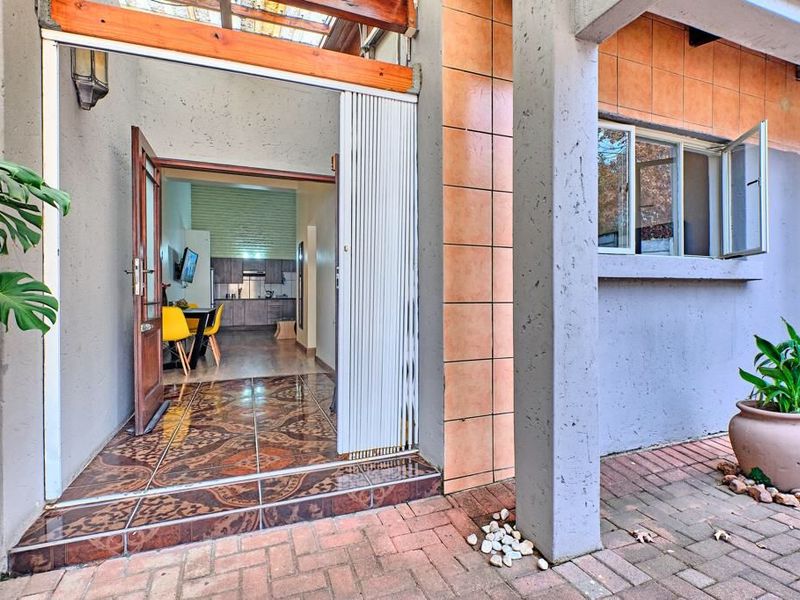 Stunningly Furnished 2-Bedroom Apartment in Secure Complex - Photo 2