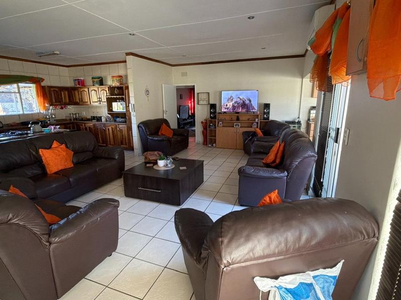 Phenomenal Home with everything to offer  - Photo 3