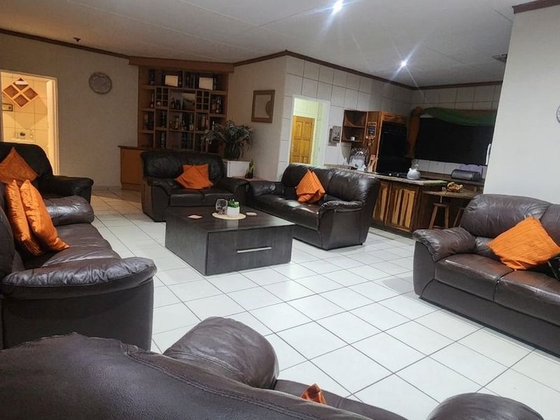 Phenomenal Home with everything to offer  - Photo 2