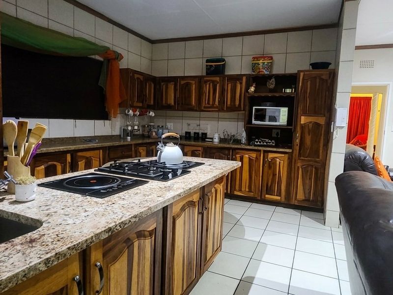 Phenomenal Home with everything to offer  - Photo 4