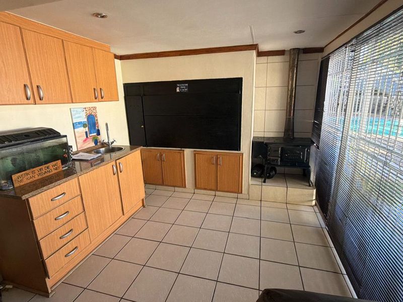Phenomenal Home with everything to offer  - Photo 8