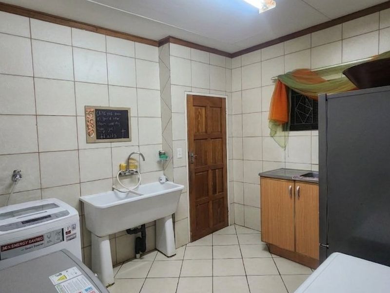 Phenomenal Home with everything to offer  - Photo 6