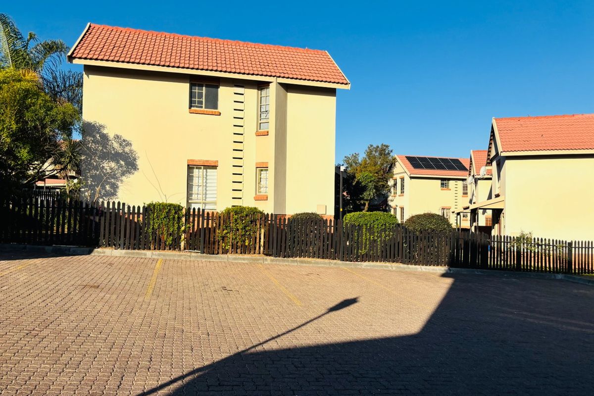 Modern Duplex 3-Bedroom Home To Let in Brooklands Lifestyle Estate, Centurion - Photo 2