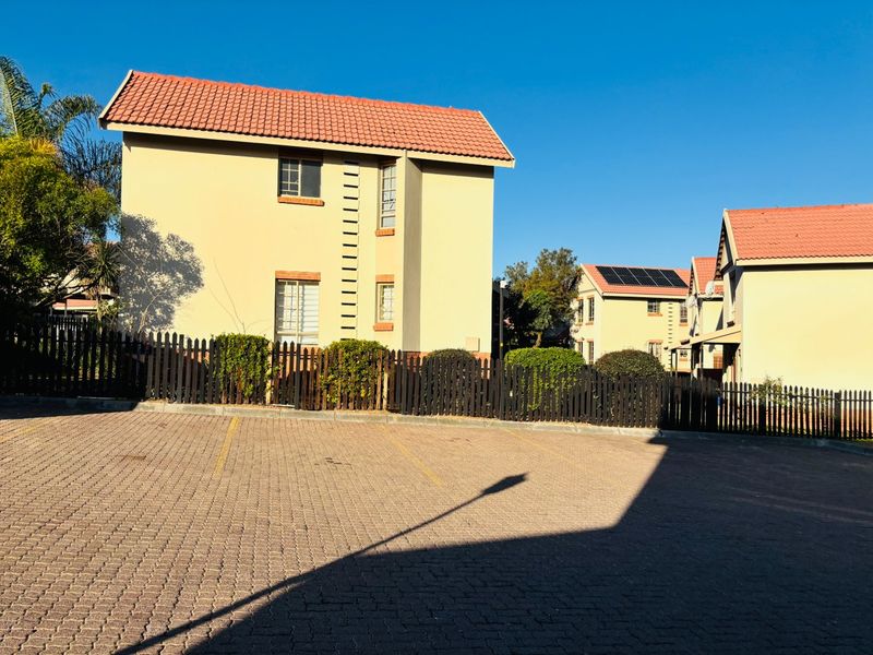 Modern Duplex 3-Bedroom Home To Let in Brooklands Lifestyle Estate, Centurion - Photo 2
