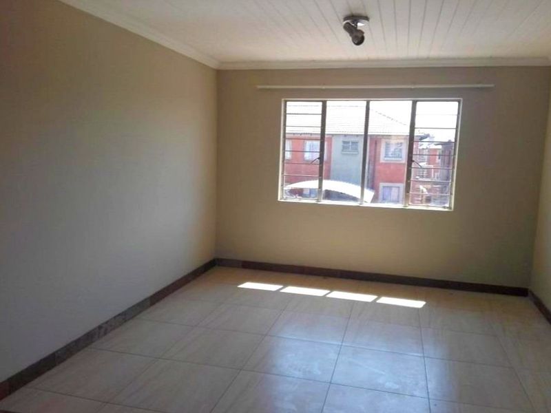 Modern 2-Bedroom Apartment To Let in Secure Westwood Manor Estate - Photo 9