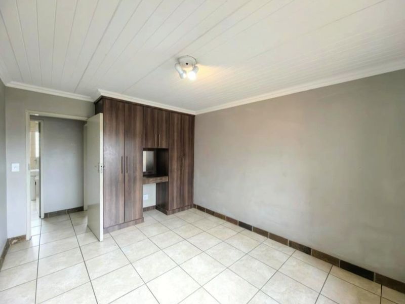 Modern 2-Bedroom Apartment To Let in Secure Westwood Manor Estate - Photo 8
