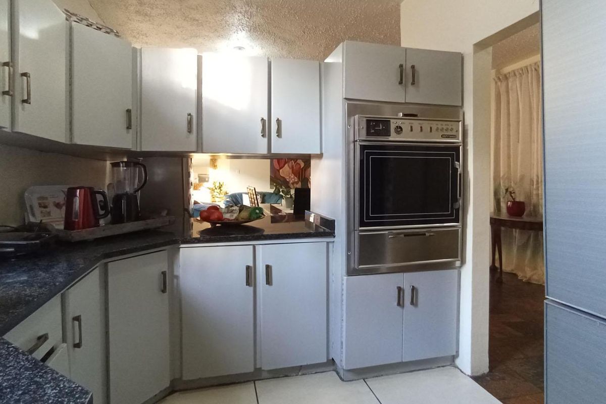 5 bedroom, 2 bathroom townhouse in Arcadia  - Photo 4