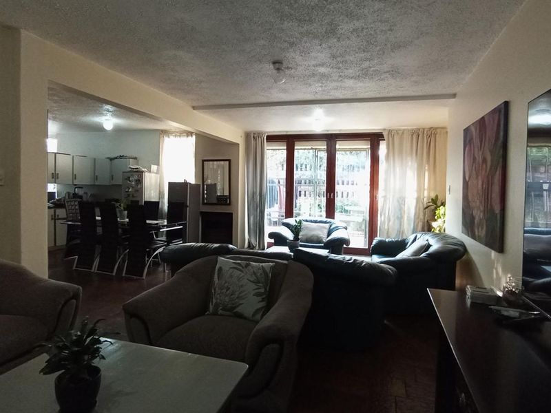 5 bedroom, 2 bathroom townhouse in Arcadia  - Photo 10