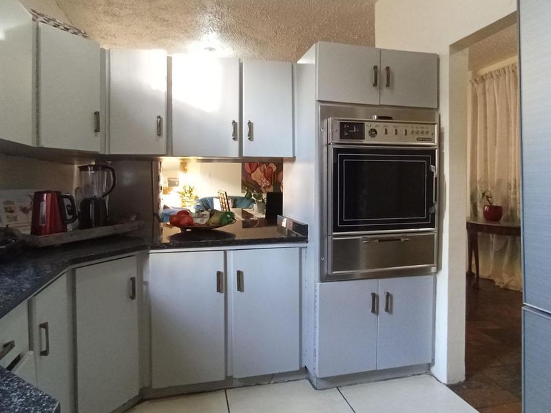 5 bedroom, 2 bathroom townhouse in Arcadia  - Photo 4