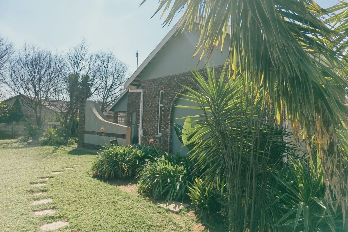 Spacious Family Living with Pool and Entertainer's Dream Backyard in Wilkoppies - Photo 4
