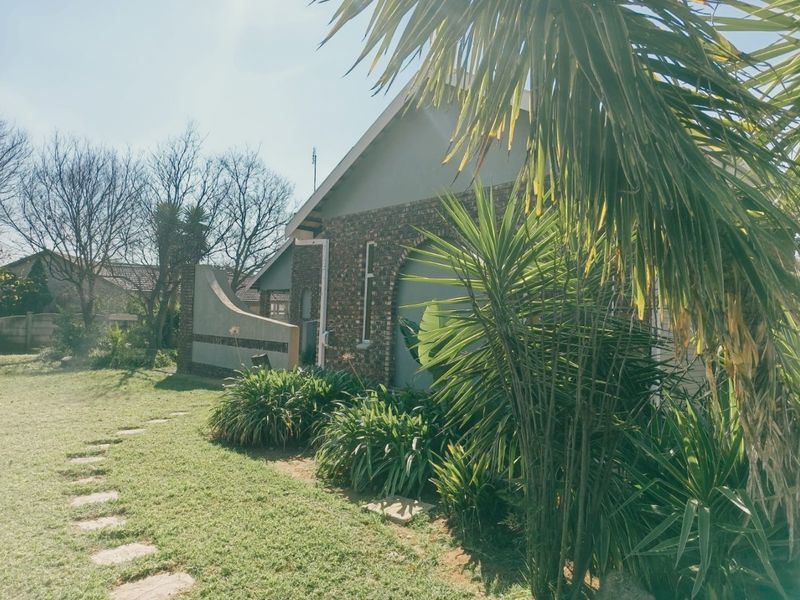 Spacious Family Living with Pool and Entertainer's Dream Backyard in Wilkoppies - Photo 4