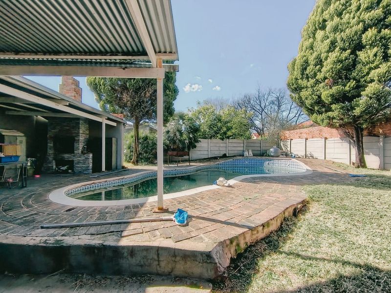 Spacious Family Living with Pool and Entertainer's Dream Backyard in Wilkoppies - Photo 10