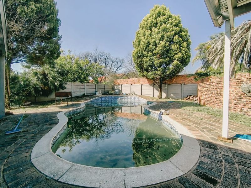 Spacious Family Living with Pool and Entertainer's Dream Backyard in Wilkoppies - Photo 9