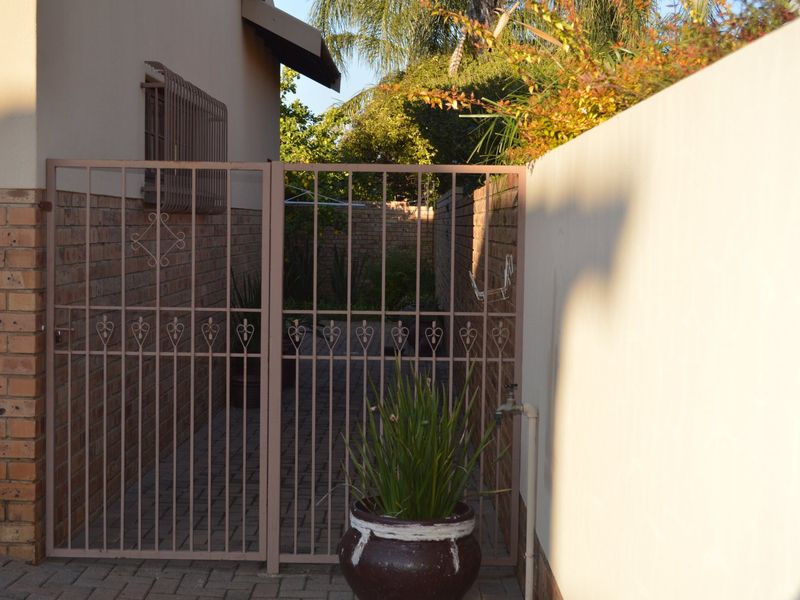 Elegant Estate Living in a Prestigious Wilkoppies Complex Heart & Home Realty – Your Home His Blessing - Photo 3