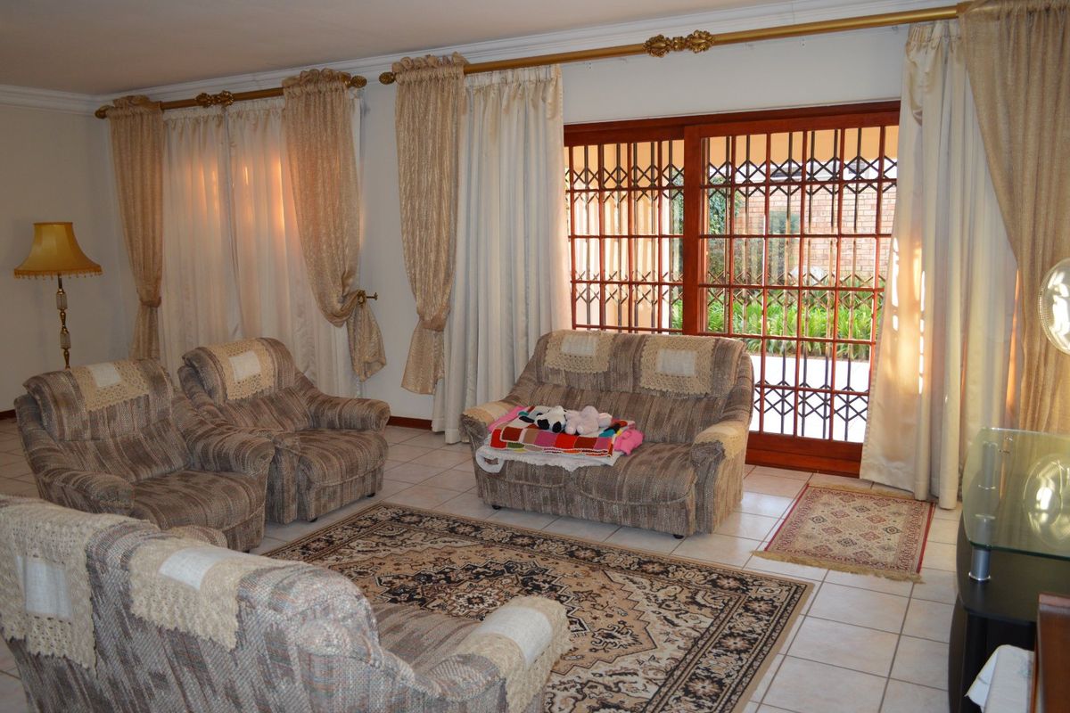 Elegant Estate Living in a Prestigious Wilkoppies Complex Heart & Home Realty – Your Home His Blessing - Photo 4