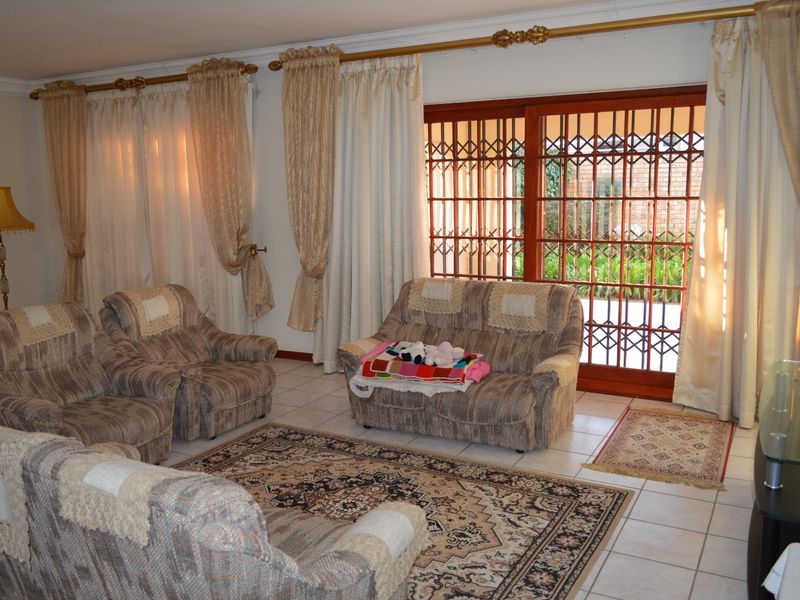 Elegant Estate Living in a Prestigious Wilkoppies Complex Heart & Home Realty – Your Home His Blessing - Photo 4