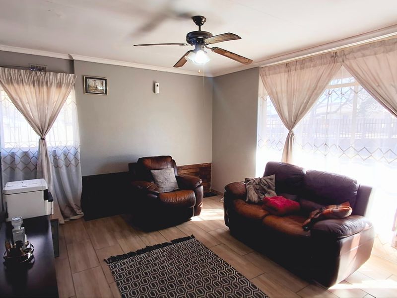 3 Bedrooms home for sale in Sasolburg close to high school and primary school  - Photo 2