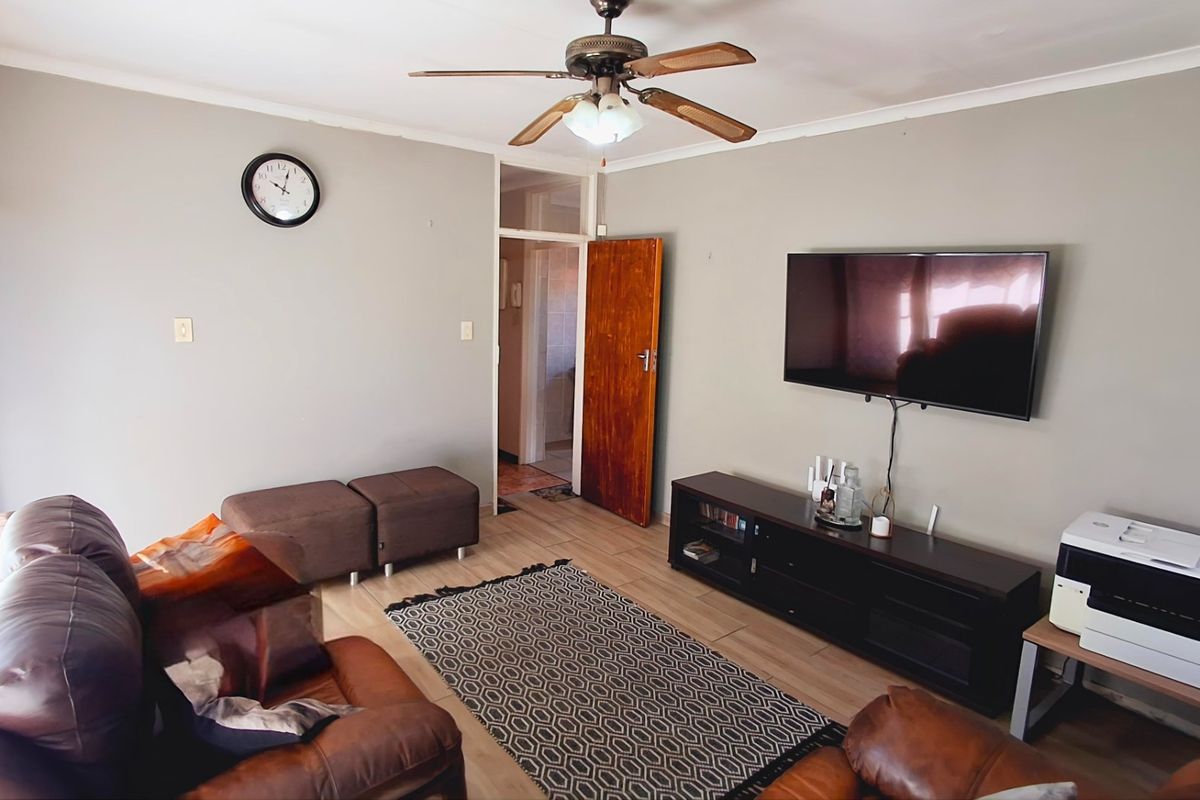 3 Bedrooms home for sale in Sasolburg close to high school and primary school  - Photo 4
