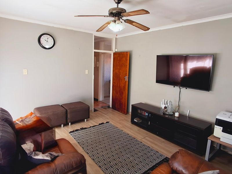 3 Bedrooms home for sale in Sasolburg close to high school and primary school  - Photo 4