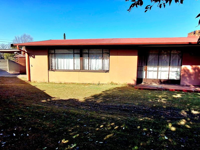 3 Bedrooms home for sale in Sasolburg close to high school and primary school  - Photo 1