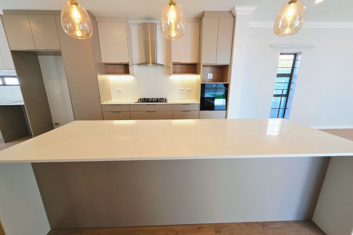 Spacious Family Home to Rent — Secure Parklands Close, Freshly Revamped - Photo 2