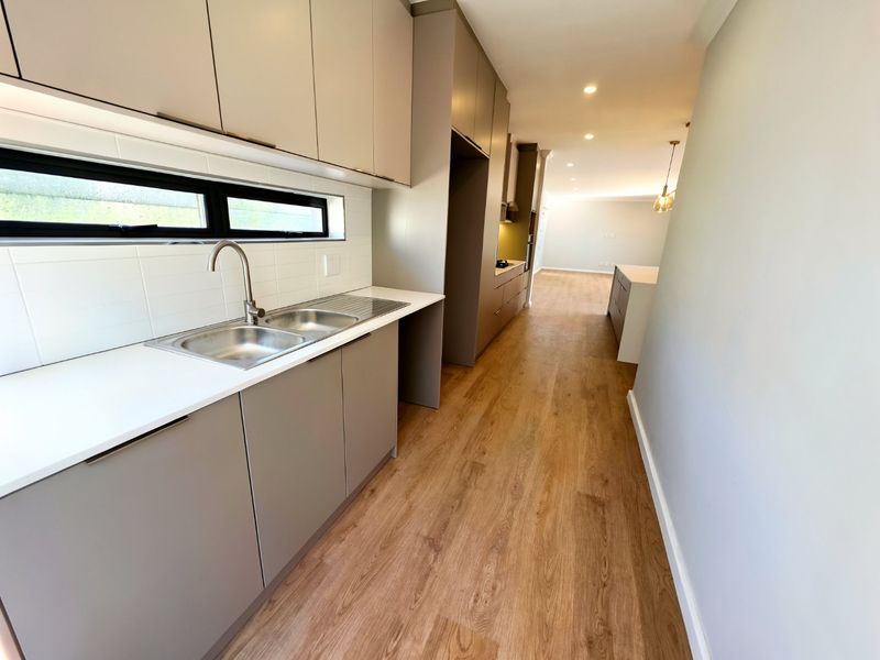 Spacious Family Home to Rent — Secure Parklands Close, Freshly Revamped - Photo 4
