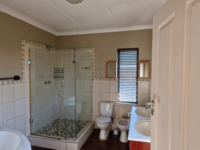 To let in Durban North, Spacious, pet friendly family home in Athlone with flatlet - Photo 10