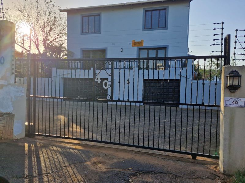 To let in Durban North, Spacious, pet friendly family home in Athlone with flatlet - Photo 1