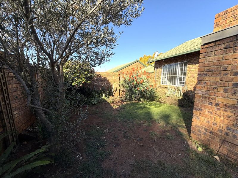 2-Bedroom Townhouse to Rent in Highveld - Photo 2