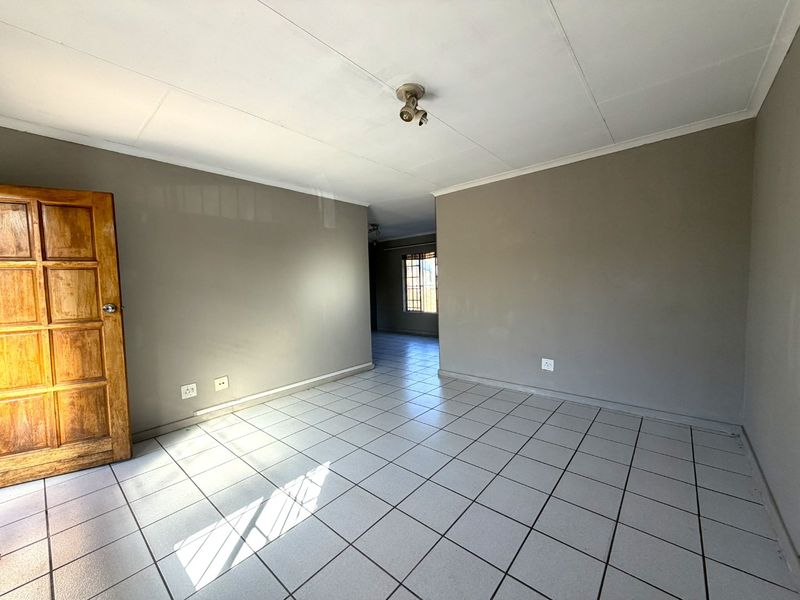2-Bedroom Townhouse to Rent in Highveld - Photo 5