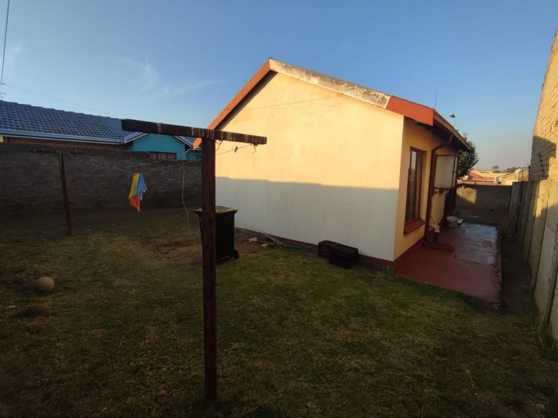 HOUSE FOR SALE IN CLOVERDENE  - Photo 3