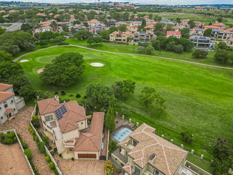 Exclusive Land for Sale in Prestigious Golf Estate - Photo 1