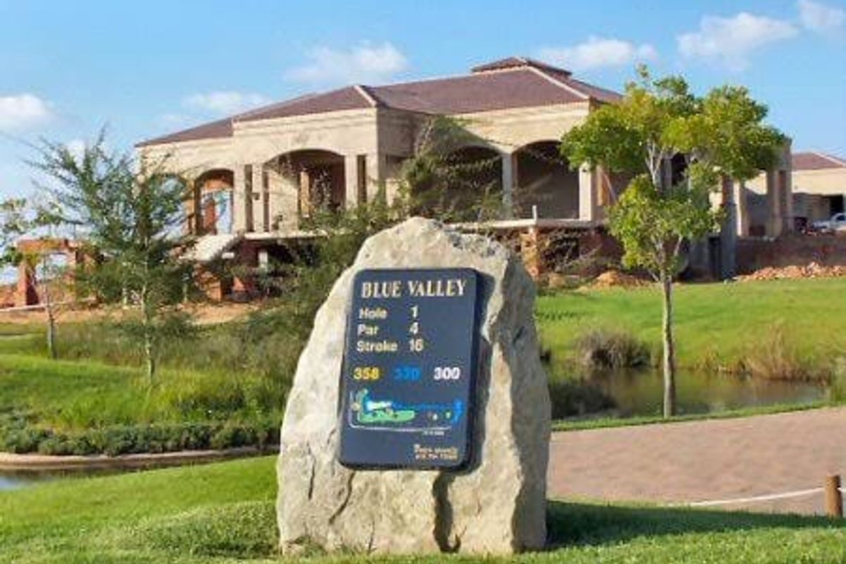 Exclusive Land for Sale in Prestigious Golf Estate - Photo 4