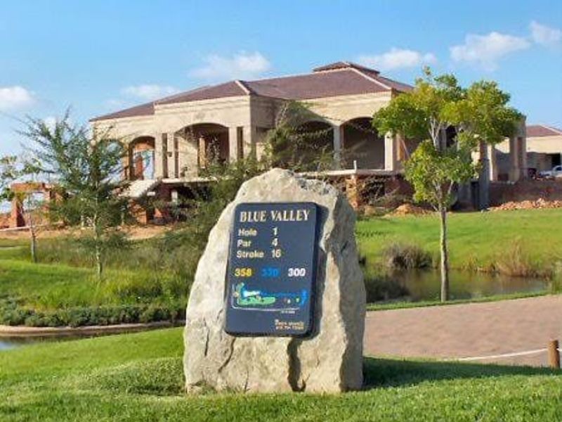 Exclusive Land for Sale in Prestigious Golf Estate - Photo 4
