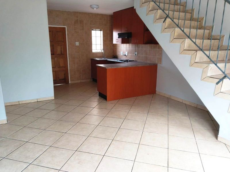 Charming 3 bed  lock-up-and-go Townhouse  - Photo 5