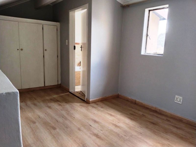 Charming 3 bed  lock-up-and-go Townhouse  - Photo 8