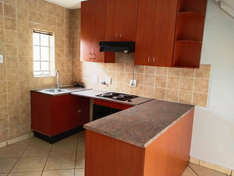 Charming 3 bed  lock-up-and-go Townhouse  - Photo 7