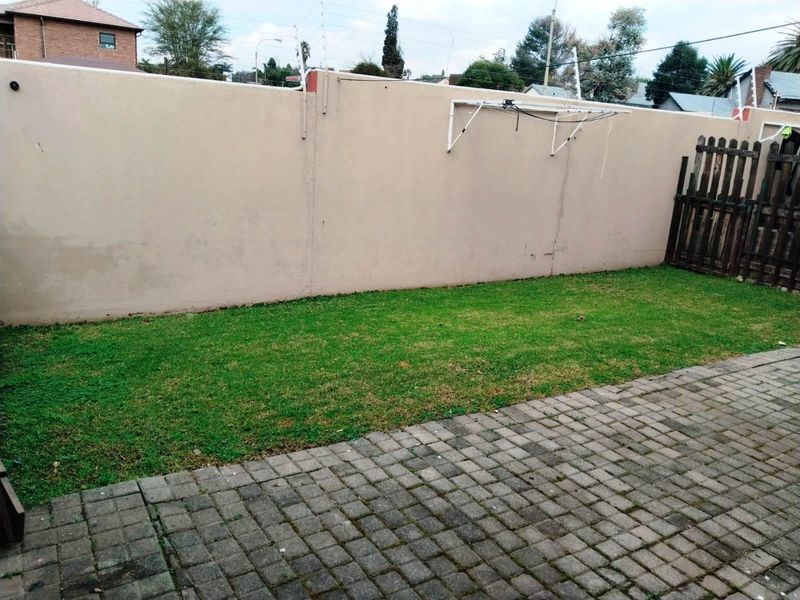 Charming 3 bed  lock-up-and-go Townhouse  - Photo 4