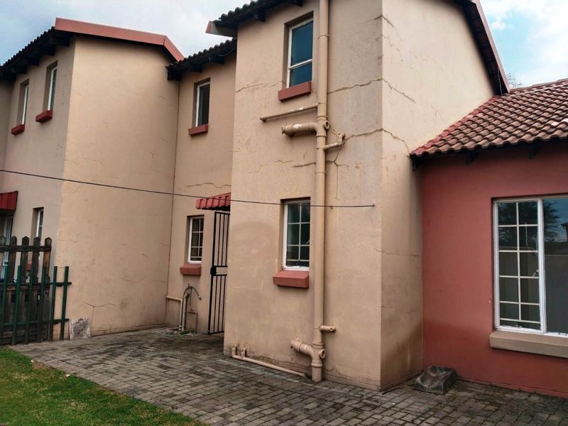 Charming 3 bed  lock-up-and-go Townhouse  - Photo 3