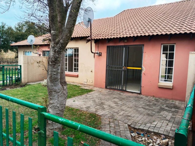 Charming 3 bed  lock-up-and-go Townhouse  - Photo 2