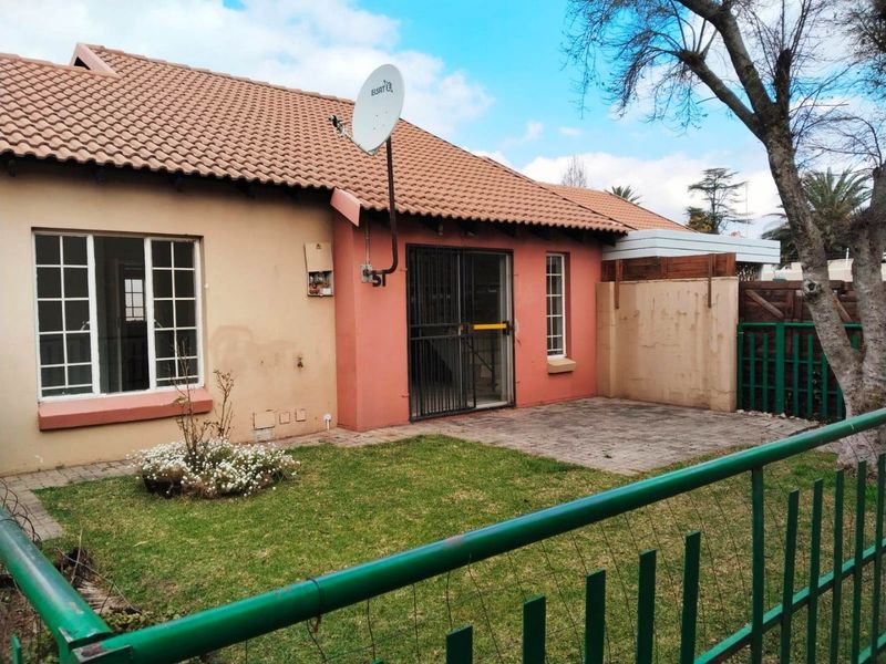 Charming 3 bed  lock-up-and-go Townhouse  - Photo 1