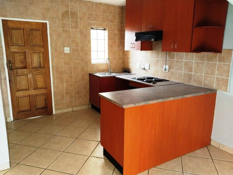 Charming 3 bed  lock-up-and-go Townhouse  - Photo 6