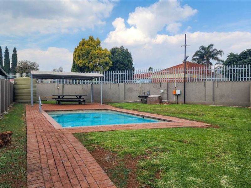 Charming Home with a Sparkling Pool - Photo 3