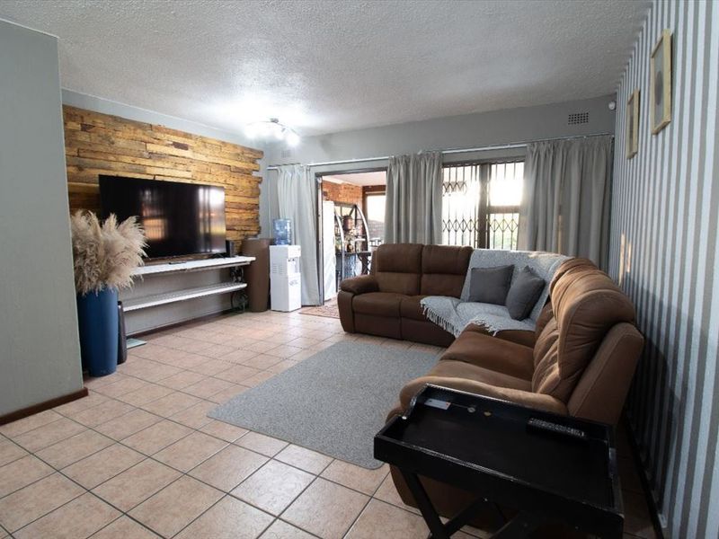 Comfort, Convenience & Outdoor Living - Photo 2