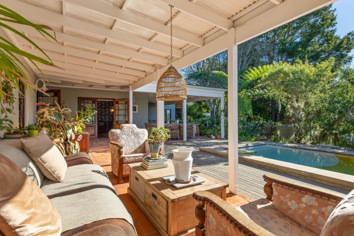 A home where the garden invites you outdoors... and the patio keeps you there... - Photo 5