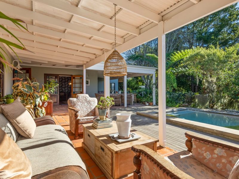 A home where the garden invites you outdoors... and the patio keeps you there... - Photo 5
